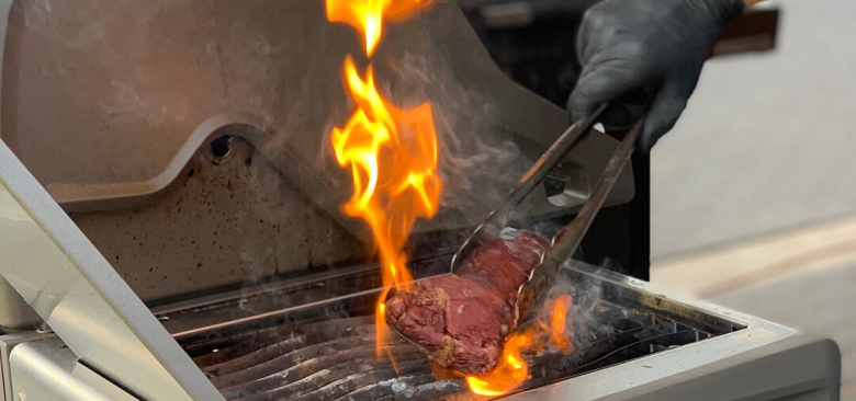 Flambiertes Fleisch auf dem Gasgrill