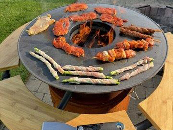 Grillplatte mit Fleisch und Gemüse