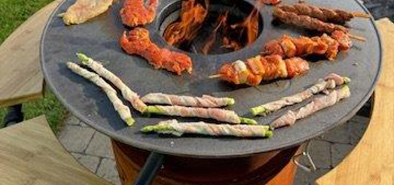 Grillplatte mit Fleischspießen und Gemüse